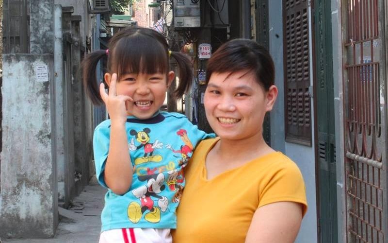 Niem vui nam moi cua nguoi me cung con quet rac hinh anh
