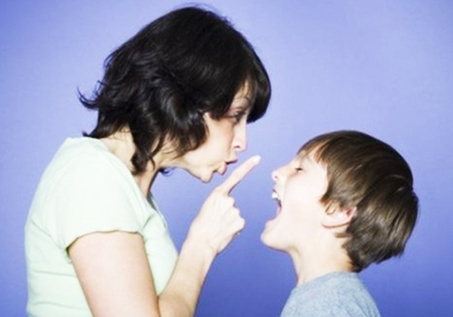 Me ep con hoc 16 tieng moi ngay gay tranh cai hinh anh