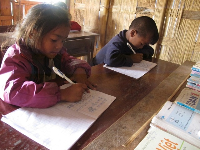 Thay giao bat khoc tren duong den truong hinh anh