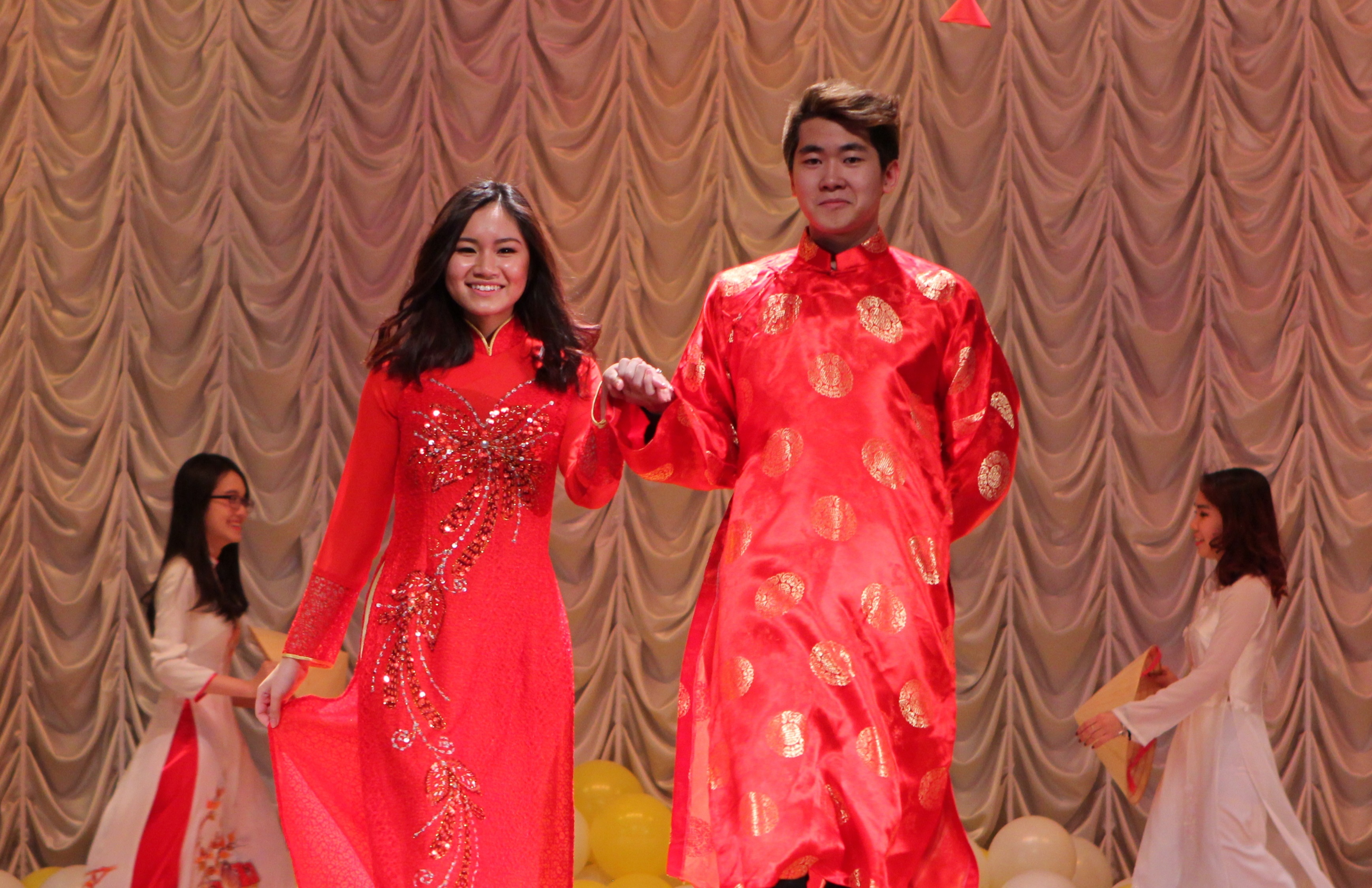 Qua tang ngay 8/3 la mot tuan dua ban gai di hoc hinh anh