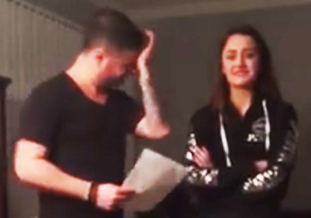 Cha duong bat khoc vi mon qua cua con gai hinh anh