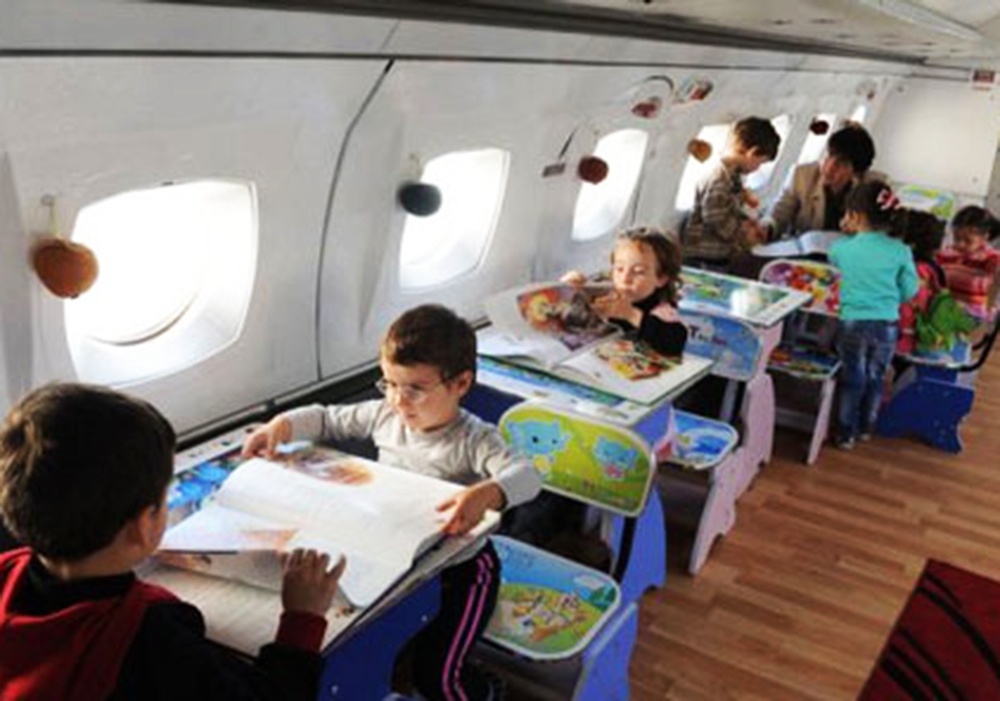 lop hoc dac biet tren may bay anh 2