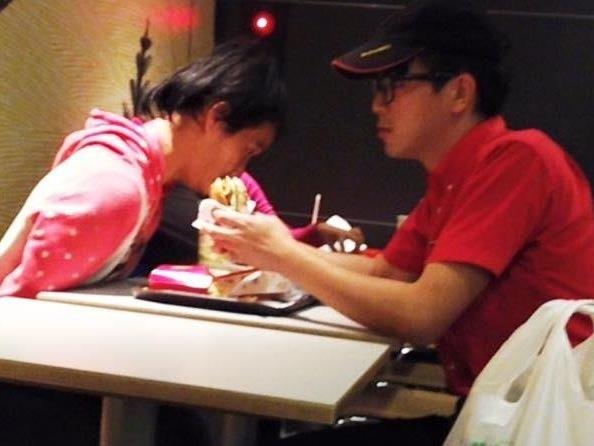 Chang nhan vien McDonald giup nguoi tan tat an banh hinh anh