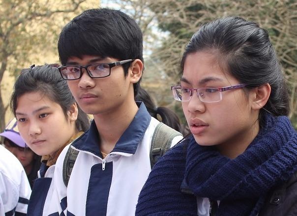 Thi sinh lo diem thi, phu huynh hoi dau ra hinh anh