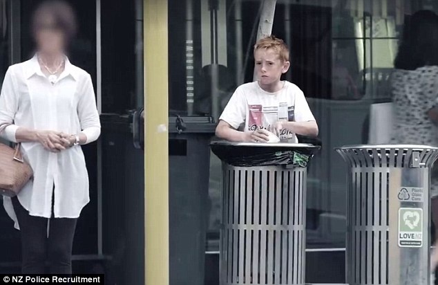 Chon canh sat bang thi nghiem xa hoi thu long thuong hinh anh