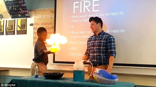 Thi nghiem ban tay boc chay cua giao vien nguoi My hinh anh