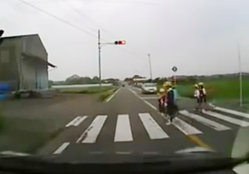 Tre em Nhat qua duong cui dau cam on nguoi dung xe hinh anh