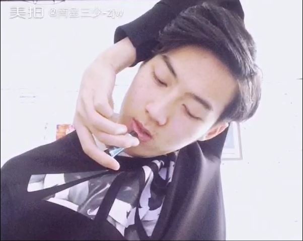 Chang trai vong tay qua dau to son hinh anh