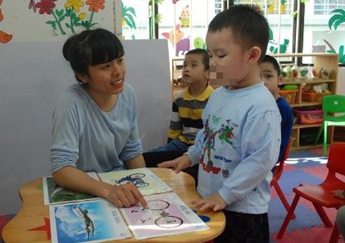 Giot nuoc mat cua co giao day tre tu ky hinh anh