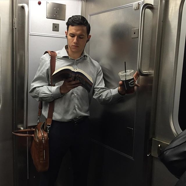 trai dep doc sach anh 1