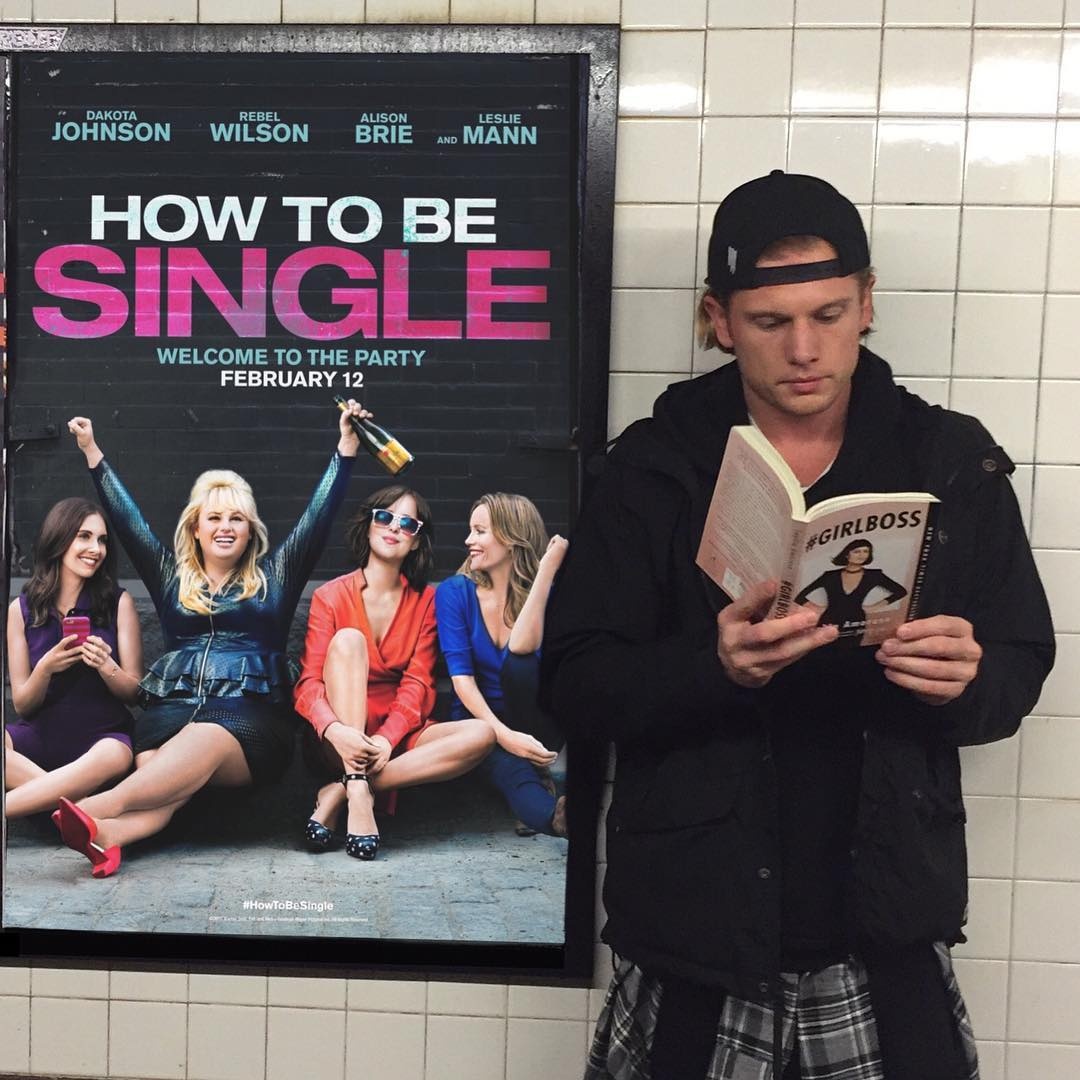 trai dep doc sach anh 3