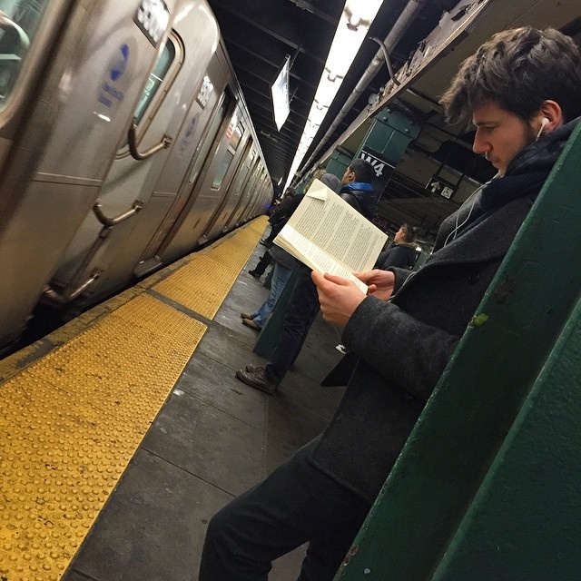 trai dep doc sach anh 6