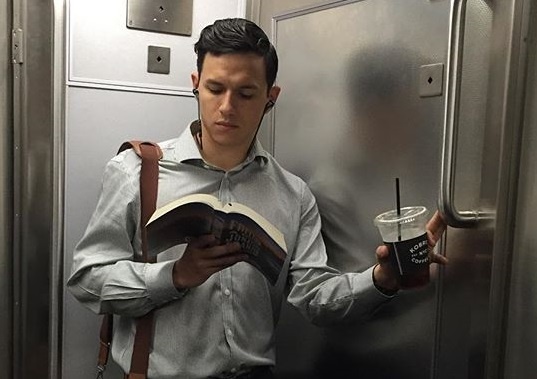 'Dep trai va thich doc sach moi la soai ca' hinh anh