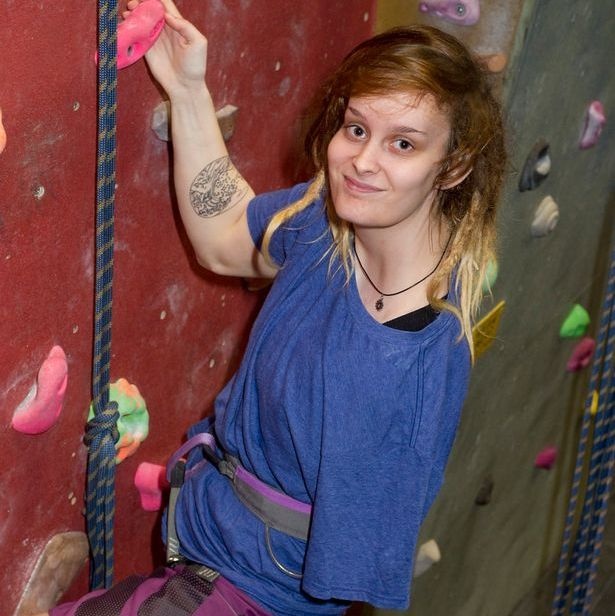 co gai mot tay leo nui anh 1