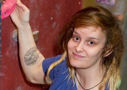 Co gai leo nui bang mot tay duy nhat tai chau Au hinh anh