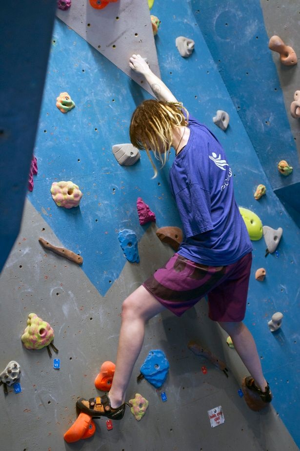 co gai mot tay leo nui anh 2