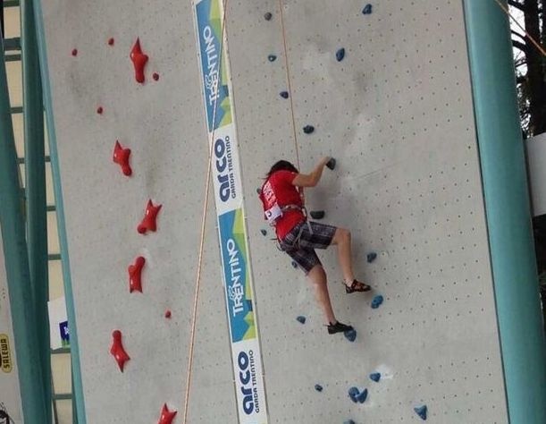 co gai mot tay leo nui anh 3