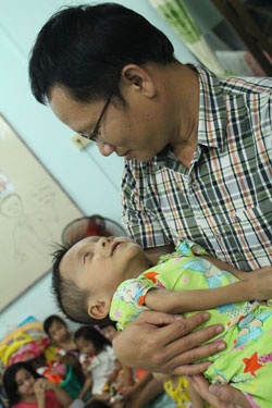 trẻ em mắc xương thủy tinh ảnh 2 tre em mac xuong thuy tinh anh 2