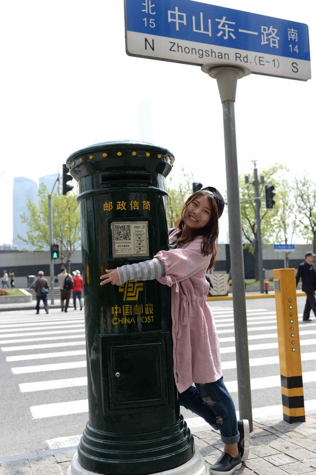 giới trẻ rộ mốt chụp với hòm thư ảnh 3 gioi tre ro mot chup voi hom thu anh 3