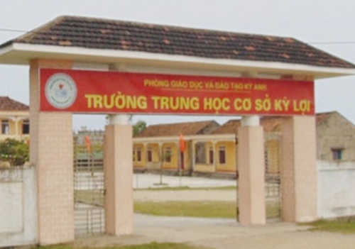 Thay co bi danh bam dap vi van dong hoc sinh toi truong hinh anh