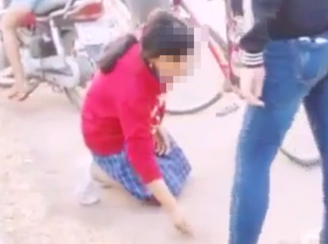 nữ sinh bắt bạn ăn cát ảnh 1 nu sinh bat ban an cat anh 1