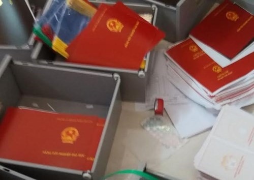 Nhieu giao vien, can bo bi ky luat lien quan den bang gia hinh anh