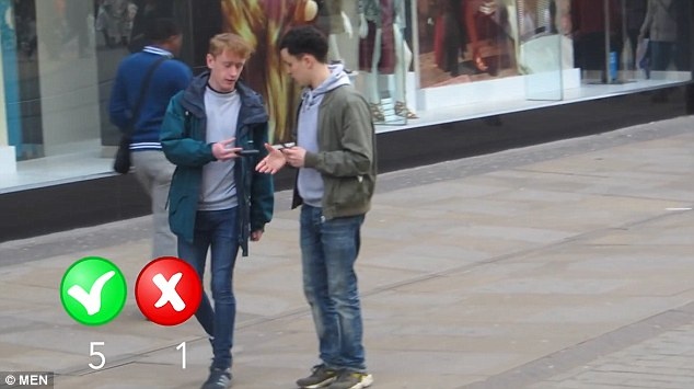 Nhom ban tre ‘dien sau’ thu long nguoi qua duong hinh anh