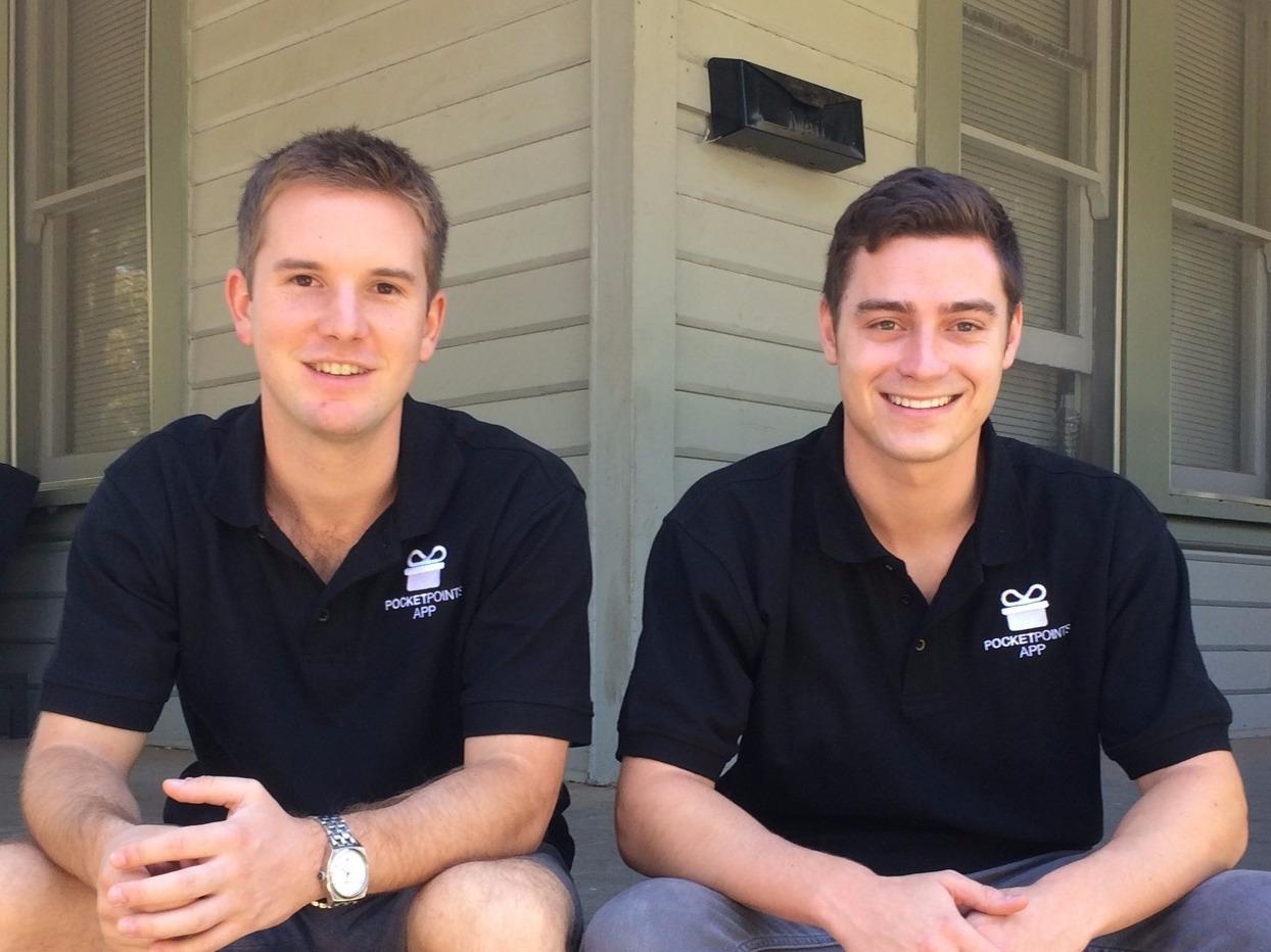 Hai 9X khien gioi tre khong the dung dien thoai tren lop hinh anh