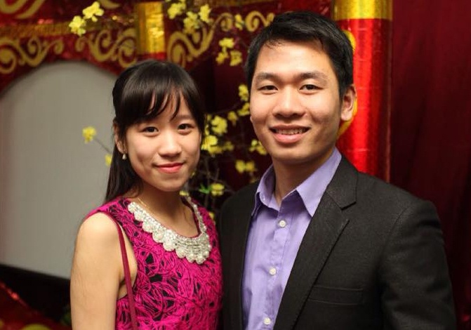 Nha co 2 con nhan hoc bong du hoc toan phan hinh anh
