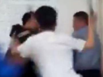 Video hoc tro vay, danh thay giao tui bui ngay trong lop hinh anh