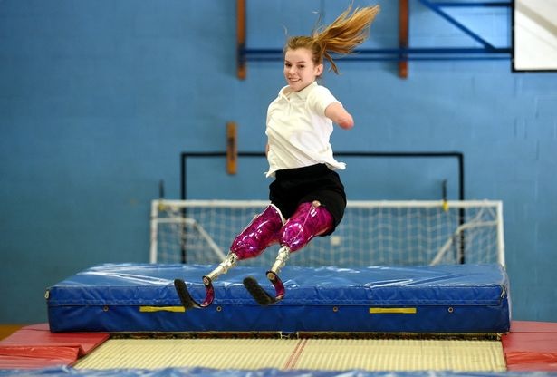 Co be cut tu chi bieu dien nhao lon tren dem lo xo hinh anh