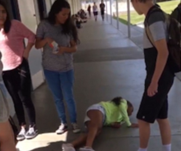 Trao luu moi voi hashtag #TrustFallChallenge hinh anh