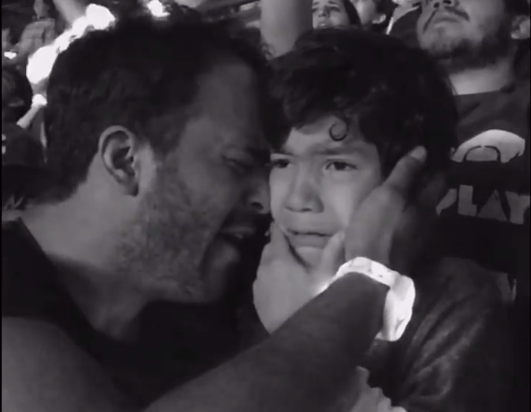 Clip be tu ky khoc khi xem Coldplay lay dong trieu trai tim hinh anh