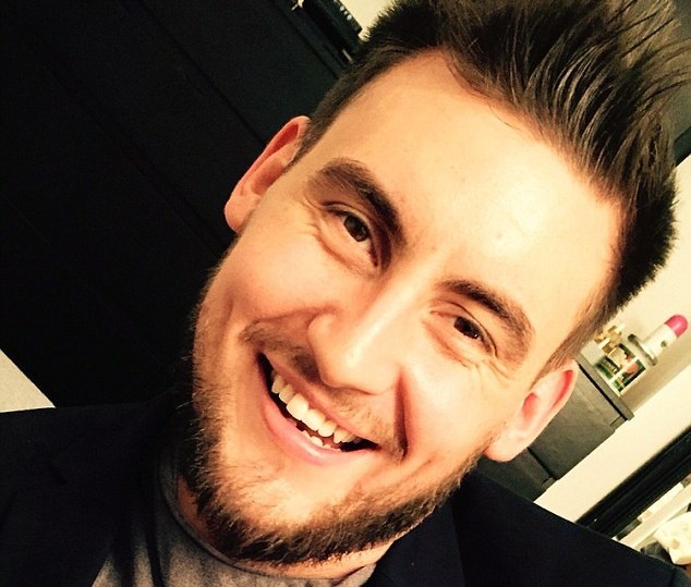 Chang trai kiem nhieu tien nho ban my pham nam gioi hinh anh