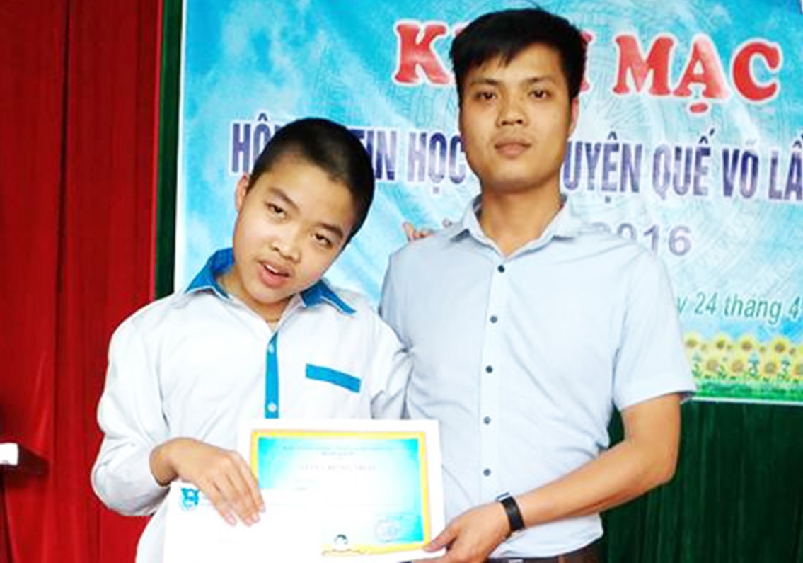 Nam sinh khuyet tat xin dung may tinh thi hoc sinh gioi hinh anh