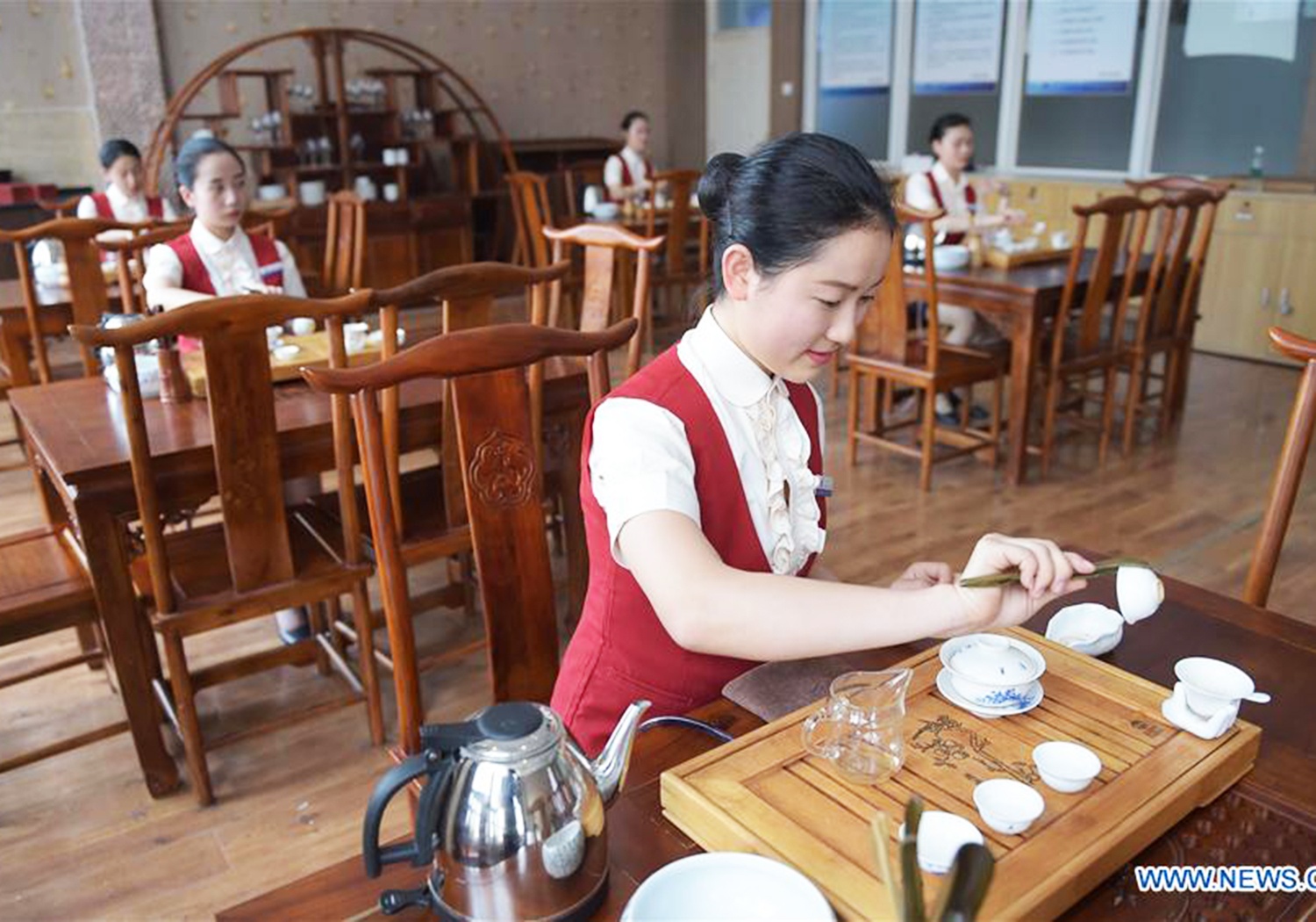 tiep vien hang khong anh 1