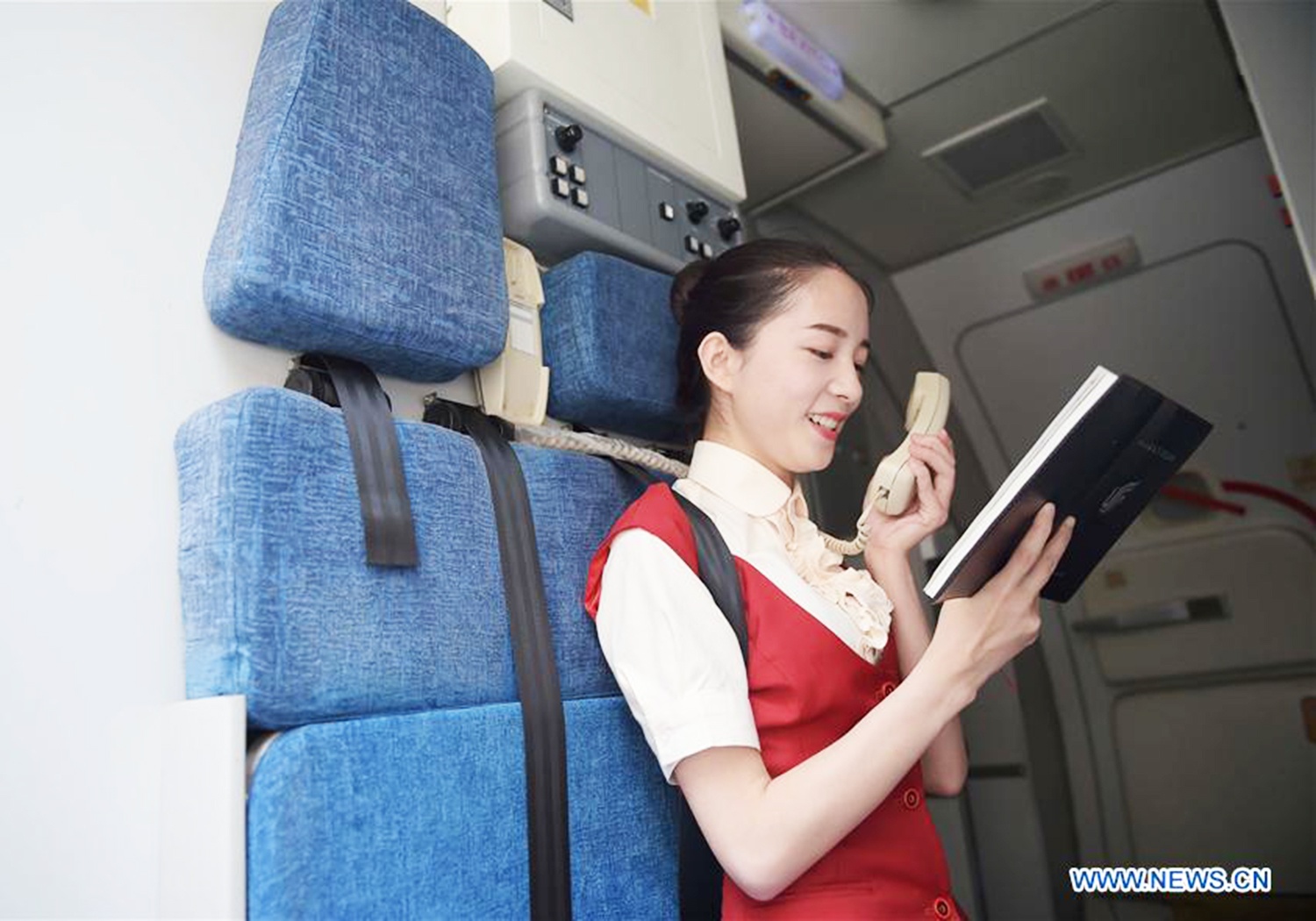 tiep vien hang khong anh 2