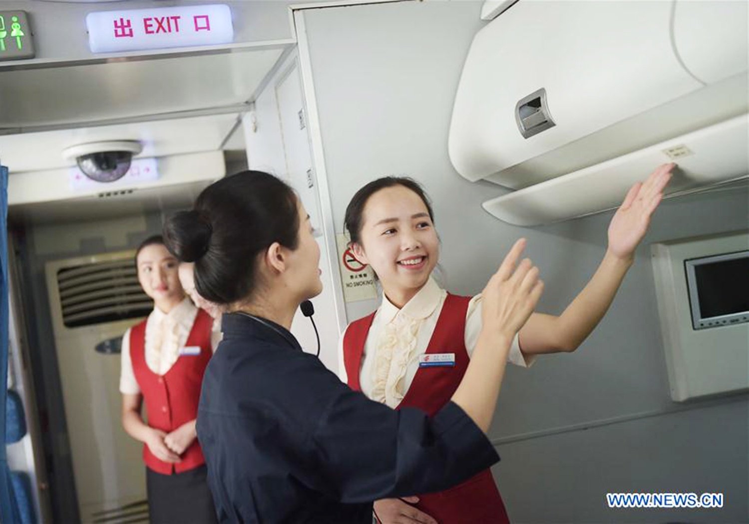 tiep vien hang khong anh 7