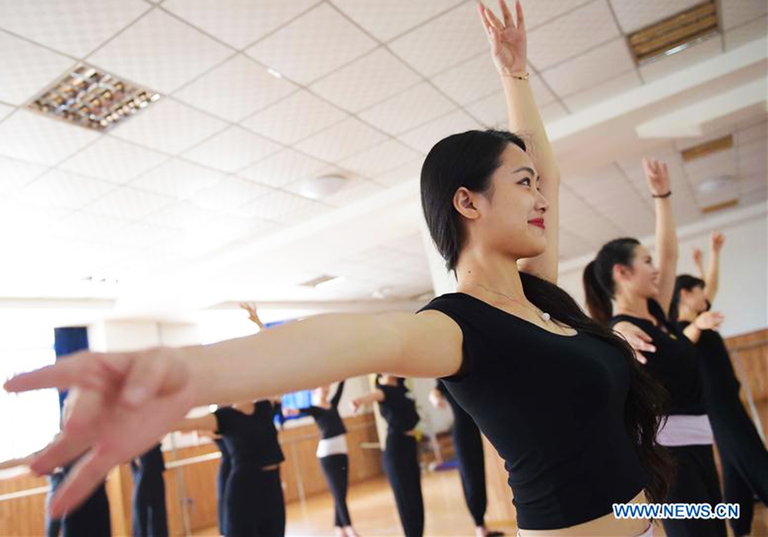 tiep vien hang khong anh 8