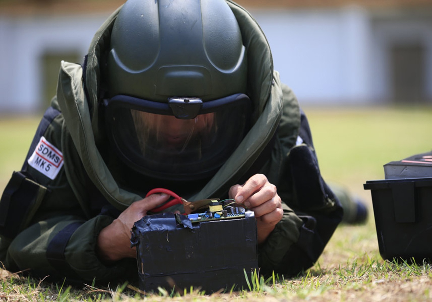 Tu sinh vien dai hoc den chuyen gia go bom hang dau hinh anh