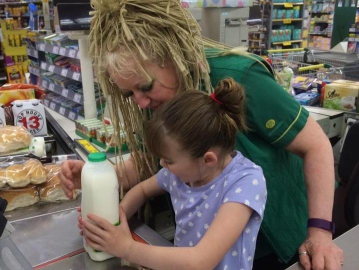 Anh nhan vien sieu thi cham soc co be mu gay xuc dong hinh anh