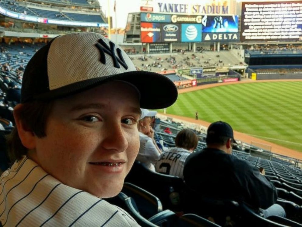 Doanh nhan 14 tuoi gioi thieu ve may ban dung cu so cuu tu dong hinh anh