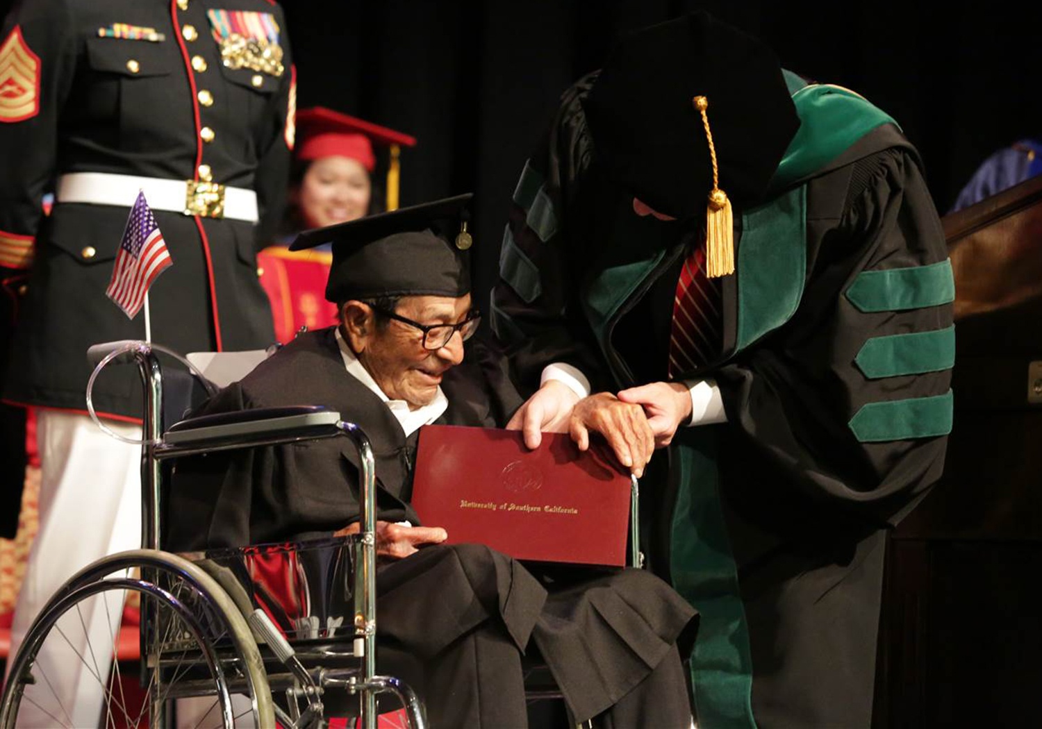 cụ ông tốt nghiệp ảnh 1 cu ong tot nghiep anh 1