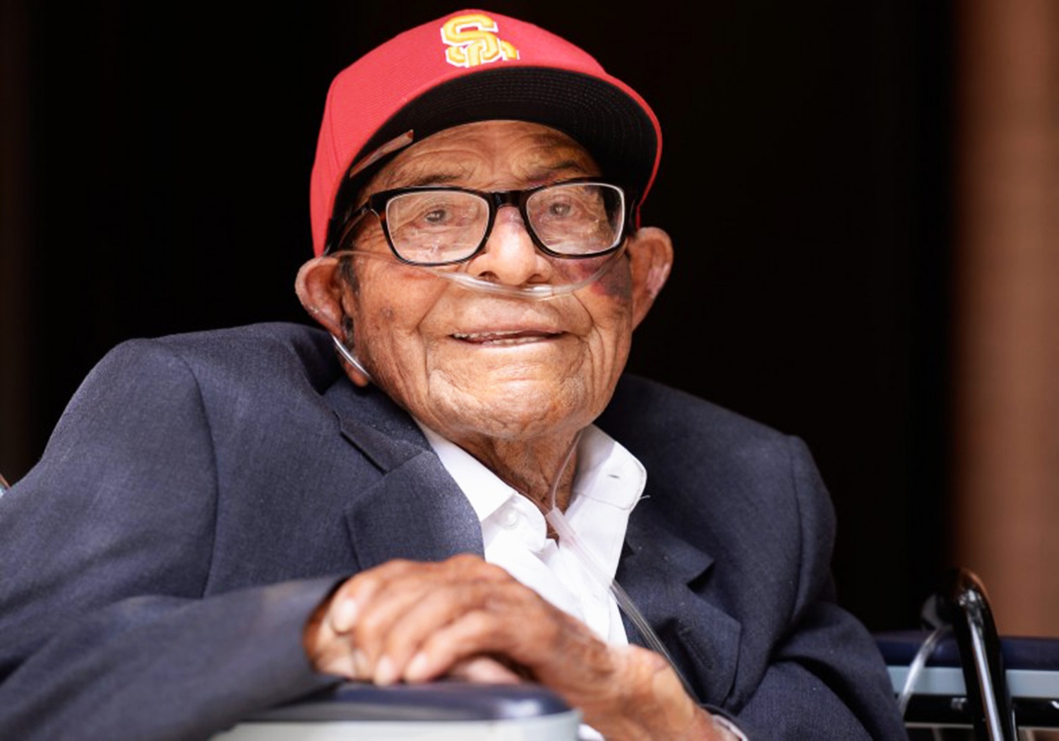 Cu ong 96 tuoi tot nghiep dai hoc sau gan 70 nam hinh anh