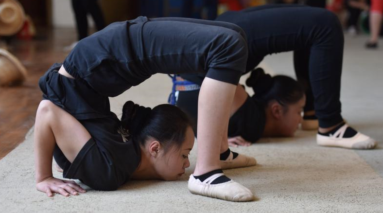 Nu sinh kho luyen tai truong day uon deo o Trung Quoc hinh anh