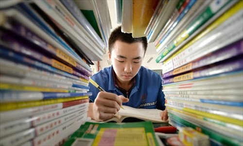 Trung Quoc: Tranh cai uu tien thi sinh ngheo tuyen sinh DH hinh anh
