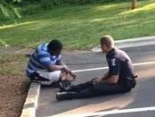 Buc anh tro thanh tam diem mang cua canh sat My hinh anh