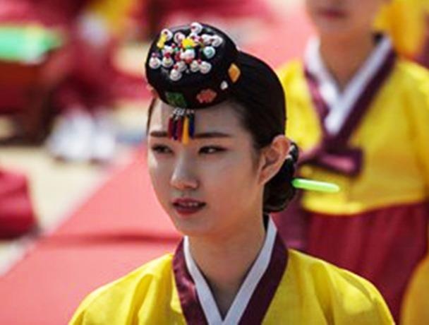 Thanh nien Han Quoc hao huc trong Le truong thanh hinh anh