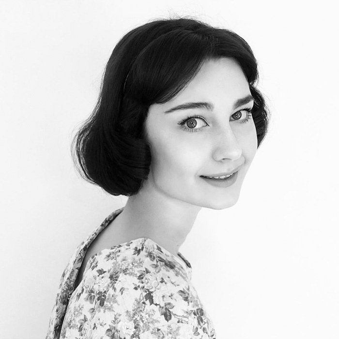 co gai bien hoa voi phong cach co dien anh 2