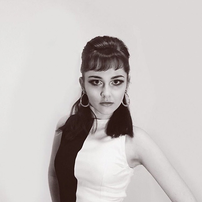 co gai bien hoa voi phong cach co dien anh 8